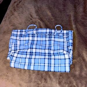 Selling this dress the color is beautiful, it’s a no boundaries dress.